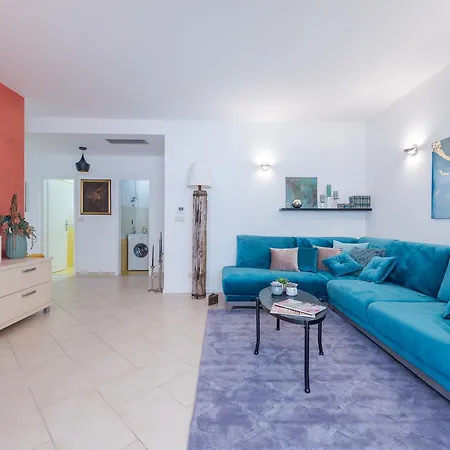 Tara Apartman *